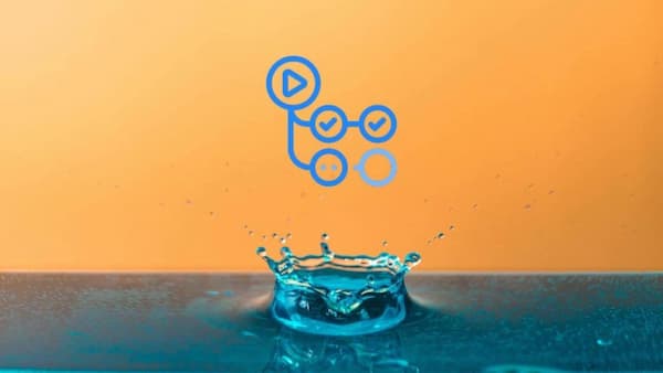 Ein Wassertropfen erzeugt einen Spritzer, der durch ein Flussdiagramm-ähnliches Symbol auf einem orangefarbenen Hintergrund verkörpert wird. Dieses Symbol, das an die Präzision der KI Agentur erinnert, enthält Symbole wie eine Wiedergabetaste, Kreise und Häkchen, um ein effizientes Prozess- oder Workflow-Konzept zu vermitteln.